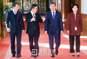 [경향포토] 저출산·고령사회위원회 간담회 입장하는 문재인 대통령