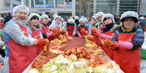 한국가스공사, 독거노인·장애인 가정 위한 김장 3200포기