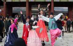 옷이 날개…한복 입고 날아볼까[포토뉴스]