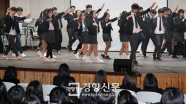 윤중중학교 졸업생들의 댄스공연[경향포토]