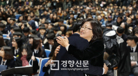 윤중중학교 졸업식 선생님의 포옹[경향포토]