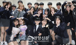 하트 그리는 윤중중학교 졸업생[경향포토]