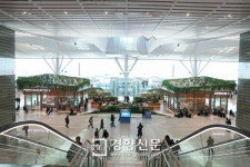 인천공항 2터미널 안정화…홍보관·맛집 관광객 ‘북적’