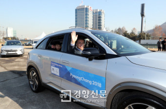 [경향포토] 수소자율차 탄 문재인 대통령
