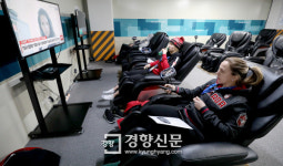 안마 받으며 TV 즐기는 선수들[경향포토]