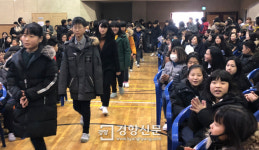 ‘더부살이 수업’ 접고 밝은 졸업식…지진도 흔들지 못한 포항 초등생