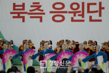 북측 응원단 인제 공연[경향포토]