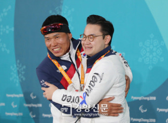[경향포토] 포옹하는 신의현 선수와 배동현 선수단장
