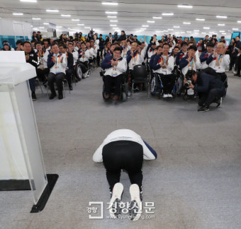 [경향포토] 선수 향해 큰절하는 배동현 선수단장