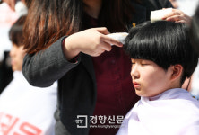 4월 안에 선거연령 18세로 낮춰라 여의도 국회 앞에서 삭발한 10대들