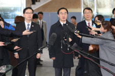 조명균 “남북정상회담 날짜 확정 예정”···고위급회담 대표단 판문점 출발