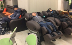 “밤이슬 피하며 맘 편히 첫차 기다립니다”