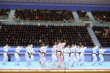 남한 태권도시범단 북한 주민 2300여명 앞에서 첫 공연