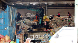 재활용 선진국 한국, 중국 입김에 휘청...폐기물 줄이는 게 근본 해법