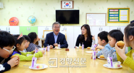 배우 장신영씨와 함께 돌봄교실 찾아간 문재인 대통령[경향포토]