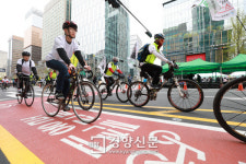 도심 한 복판에 생긴 자전거도로[경향포토]