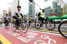 종로 ‘자전거 전용차로’ 개통…“씽씽 달리세요”