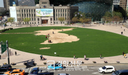 [경향포토] 한반도 모양의 서울광장 잔디밭