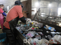 폐비닐·페트병은 왜 골칫덩이가 되었나[커버스토리]