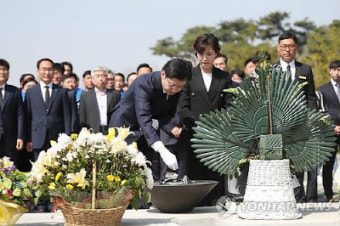 김경수 의원 “비껴갈 수 없는 과제”…노무현 전 대통령 묘역서 경남지사 출마 신고