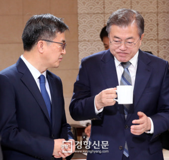 [경향포토] 김동연 부총리와 대화나누는 문재인 대통령