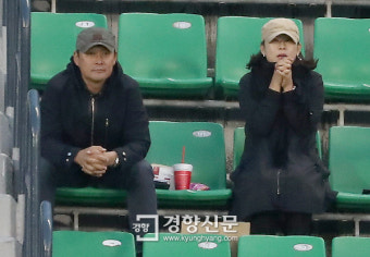 [경향포토] 이종범 부부, 아들 이정후 안타치게 해 주세요