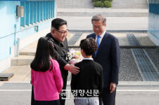 남북 정상에게 꽃 전한 화동은 대성동초등학교 학생[남북정상회담]