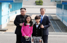 남북 정상에게 꽃 전한 화동은 대성동초등학교 학생[남북정상회담]