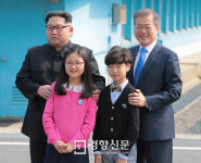 대성초등학교 어린이들과 함께[경향포토]