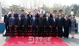 기념촬영하는 남북정상과 수행원들[경향포토]