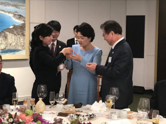[포토 뉴스]문 대통령에 술 권하는 김여정···청와대가 공개한 ´판문점의 B컷´
