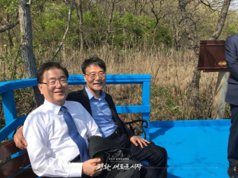 [포토 뉴스]문 대통령에 술 권하는 김여정···청와대가 공개한 ´판문점의 B컷´