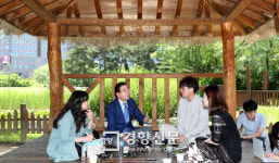 직장인들과 도시락 점심 먹는 박원순[경향포토]