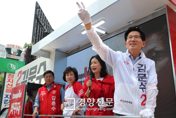 박근혜, 김문수 후보 유세 활동 지원…대구 서문시장서 따뜻한 환영 받아