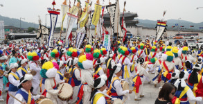“평화천하지대본” 북·미 회담 축하공연[포토뉴스]
