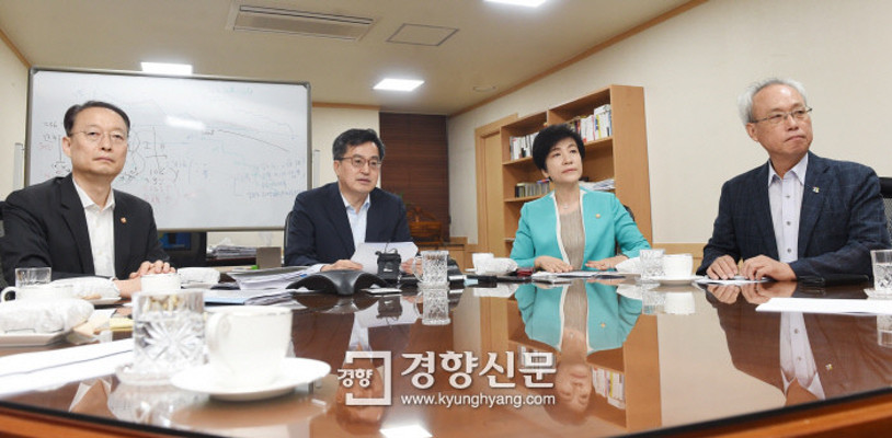 김동연 “주52시간, 단속보다 제도정착 지원” 연착륙 유도에 집중한다 | 포토뉴스