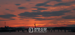 노을 시샘하는 구름[포토뉴스]