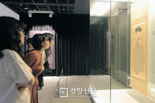 “책에서 본 ‘미인도’ 진품” 눈 못 떼는 시민들