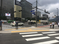 광화문 사거리엔 왜 그늘막이 없을까