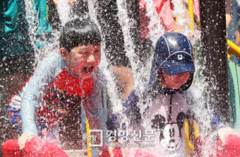 [경향포토] 111년만의 더위에는 역시 물놀이!