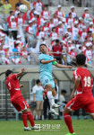 남북노동자 축구 공중전[경향포토]