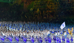 겔로라 붕 카르노 경기장에 입장하는 남북 선수단[경향포토]