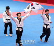 남자 단체 태권도 품세 금메달[경향포토]
