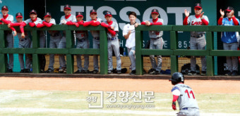 [경향포토] 라오스 야구대표팀 볼넷 첫 출루! 박수 보내는 이만수