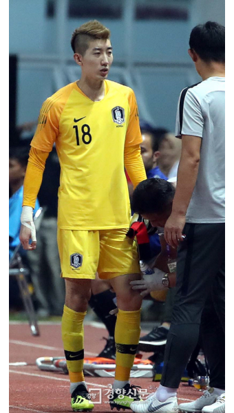 [경향포토] 부상당한 조현우 ..이란전 후반교체