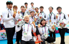 우리는 하나다! 카누 남북단일팀 금메달...[경향포토]