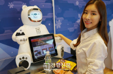 세븐일레븐, 편의점 AI 알바로봇 ‘브니’ 첫 선