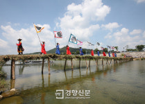 폭우로 떠내려간 반딧불 축제 명물 섶다리 다시 짓는다