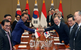 [경향포토] 정상회담하는 문재인대통령과 조코 위도도 대통령