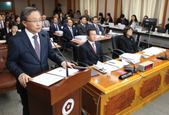 “헌법재판관 임명해달라”는 헌재...여야 “국회가 위헌” “대통령 책임” 공방 [2018국감]